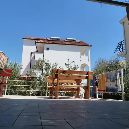 Roko, Sevid Apartman *